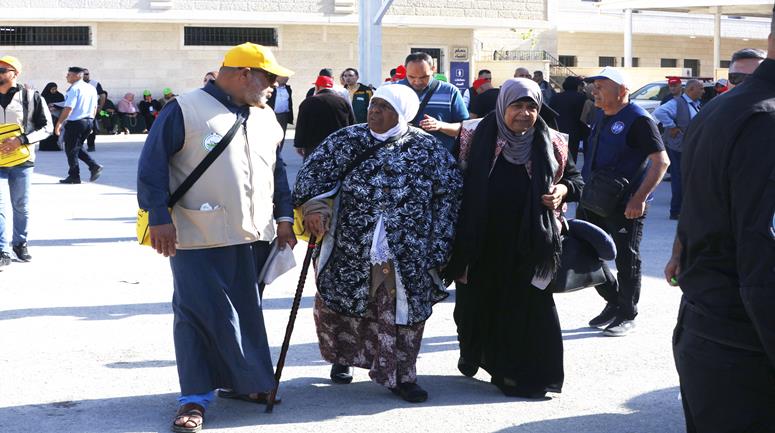 انطلاق القافلة الأولى من حجاج بيت الله الحرام من مدينة الرئيس محمود عباس للحج والعمرة
